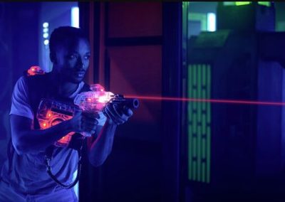 jeune homme laser game
