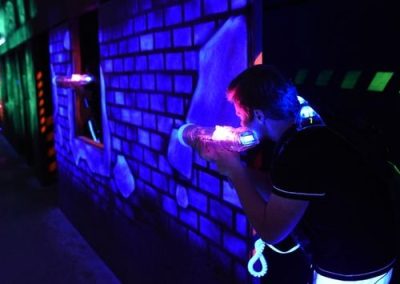 jeune homme laser game