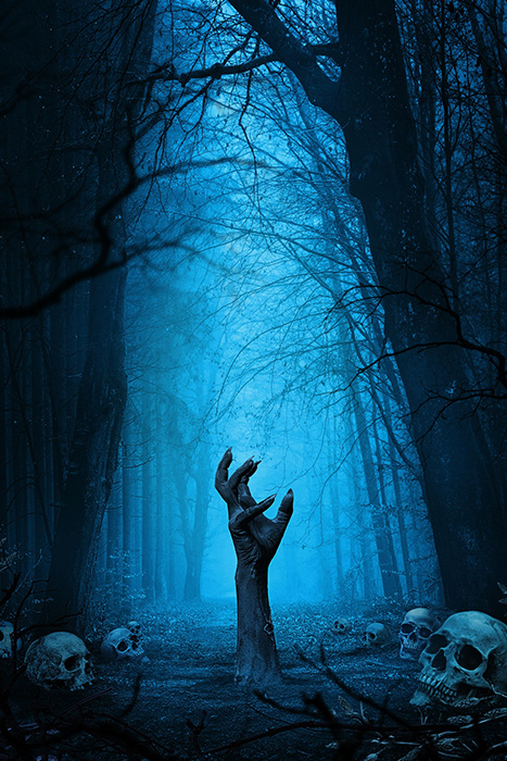 Forêt bleutée main de zombie sortant du sol